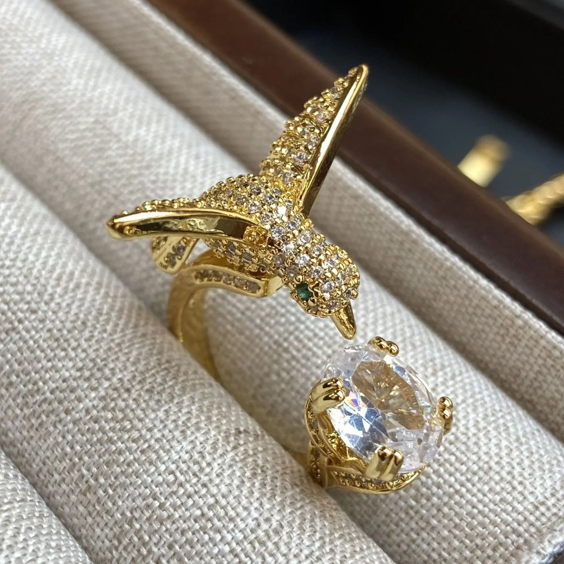 2025 Anillo determinado de circonio colibrí para mujer