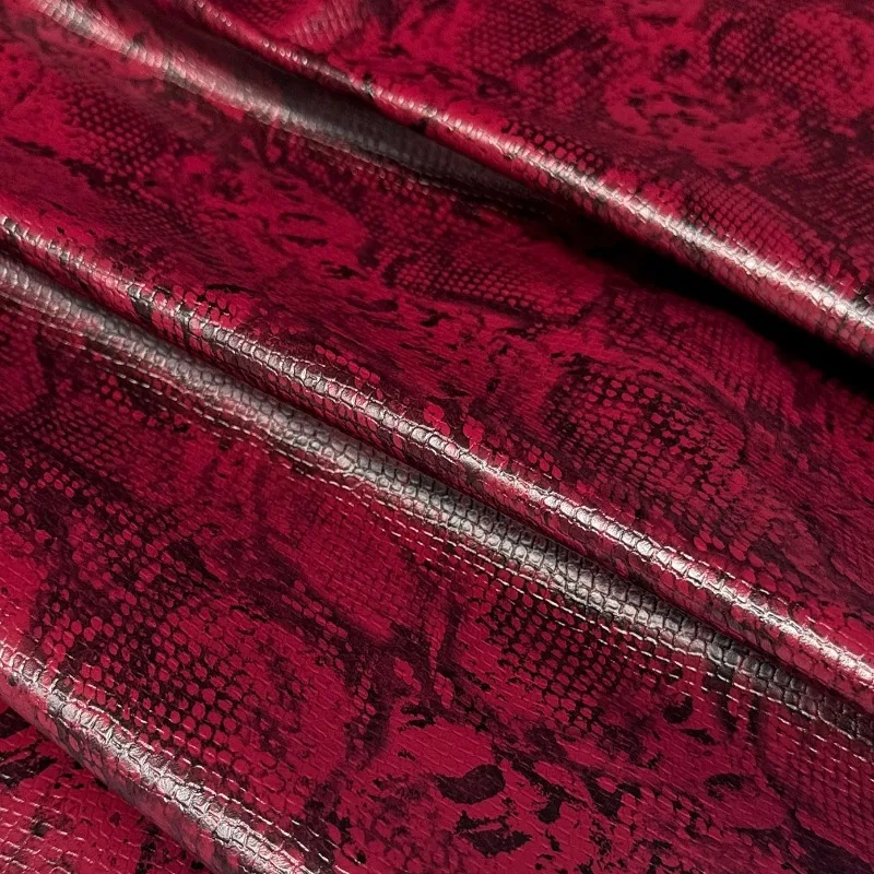 

Темно-красная искусственная кожа с тиснением под змеиную кожу для дизайнерских пальто, модной одежды, обивки диванов, рукоделия, домашнего декора, оптом