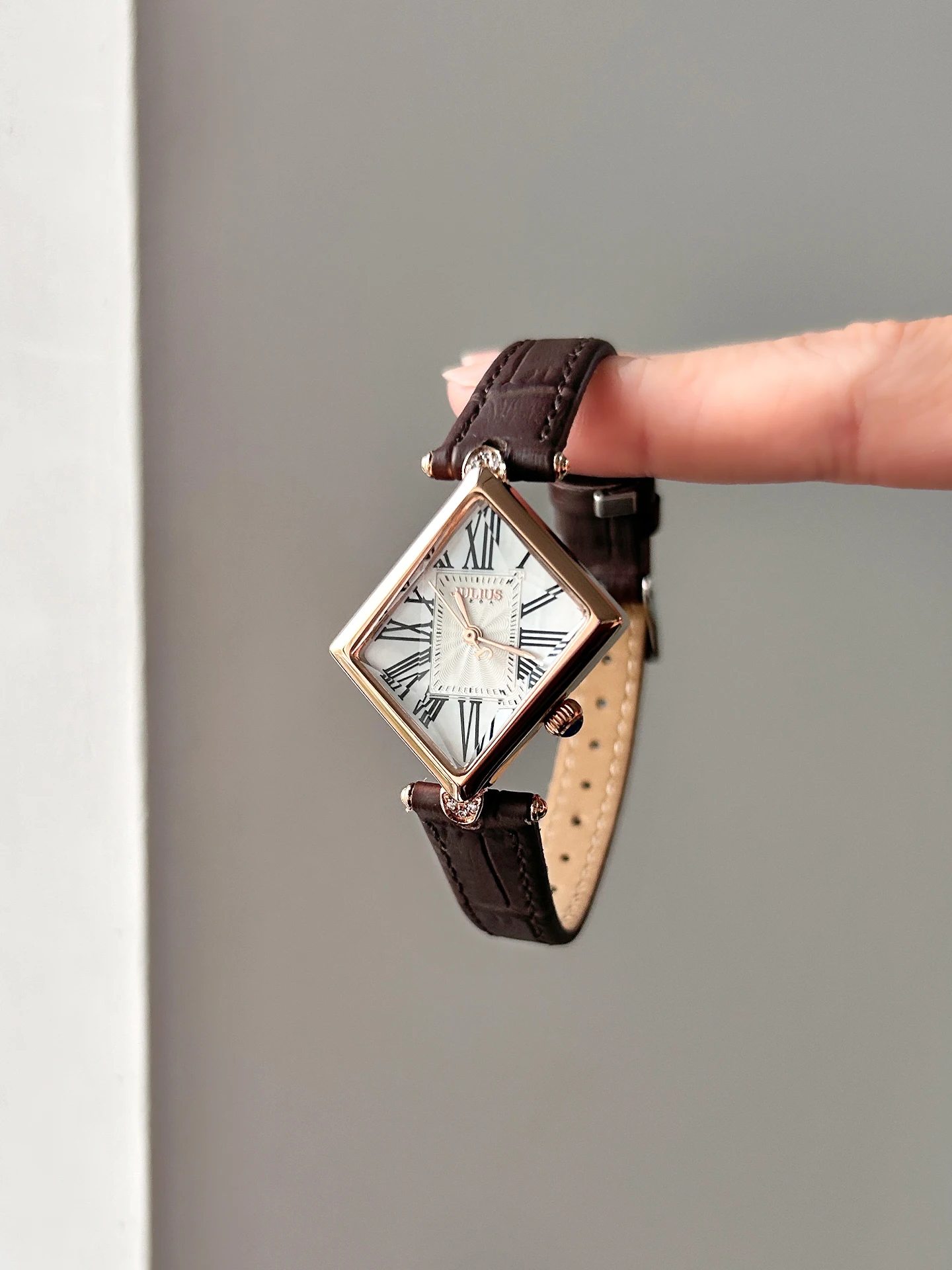2025 New Retro Mother-of-Pearl Shaped Light Luxury High-end Women's Watch Women's Designer Watch Women's Gift