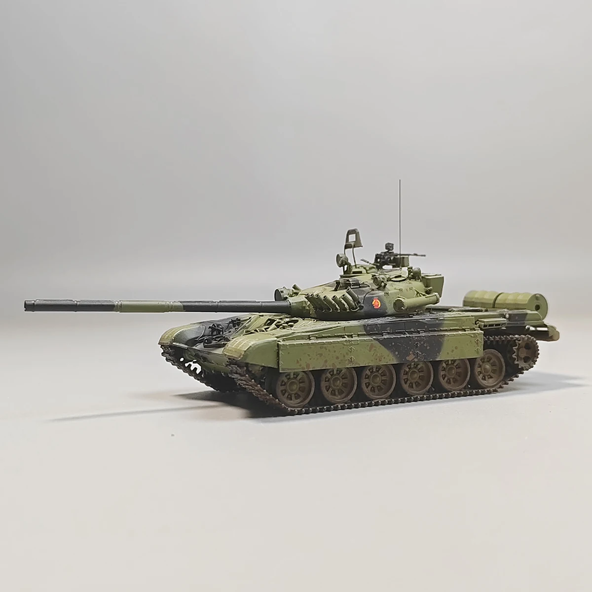 โมเดลรถถังหลักเยอรมันตะวันออก T72M1 ขนาด 1:72 ทำจากเรซิ่น แบบติดตั้งบนราง สำหรับนักสะสม ของขวัญ ของสะสม แบบตั้งโชว์