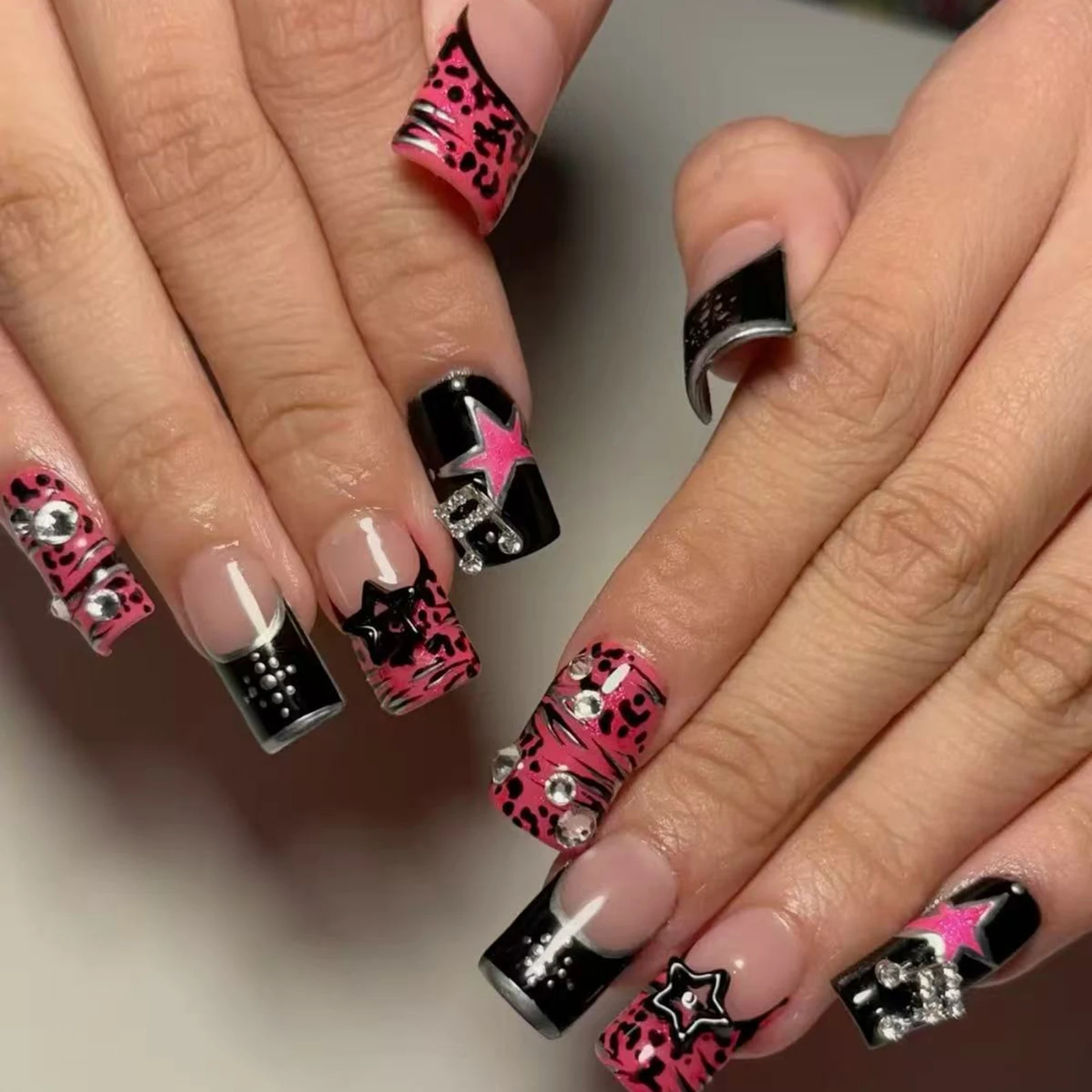 24Pcs Almond Fake Nails Leopard Printed Reusable Press on Nails Full Cover Acrylic False Nails Patch for Women DIY Manicure Art