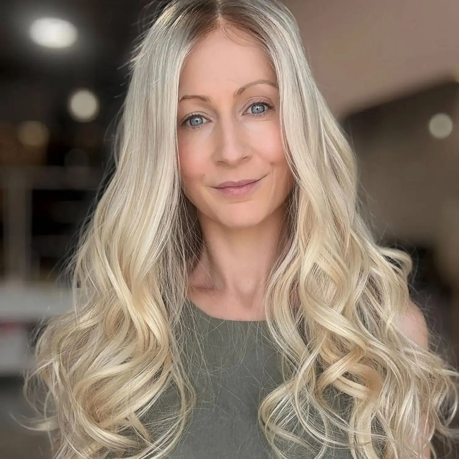 

22 дюйма, средняя часть, омбре, пепельно-русый, синтетический парик спереди, теневые корни, новинка, плотность 180%, естественная линия волос, свободная волна, парик