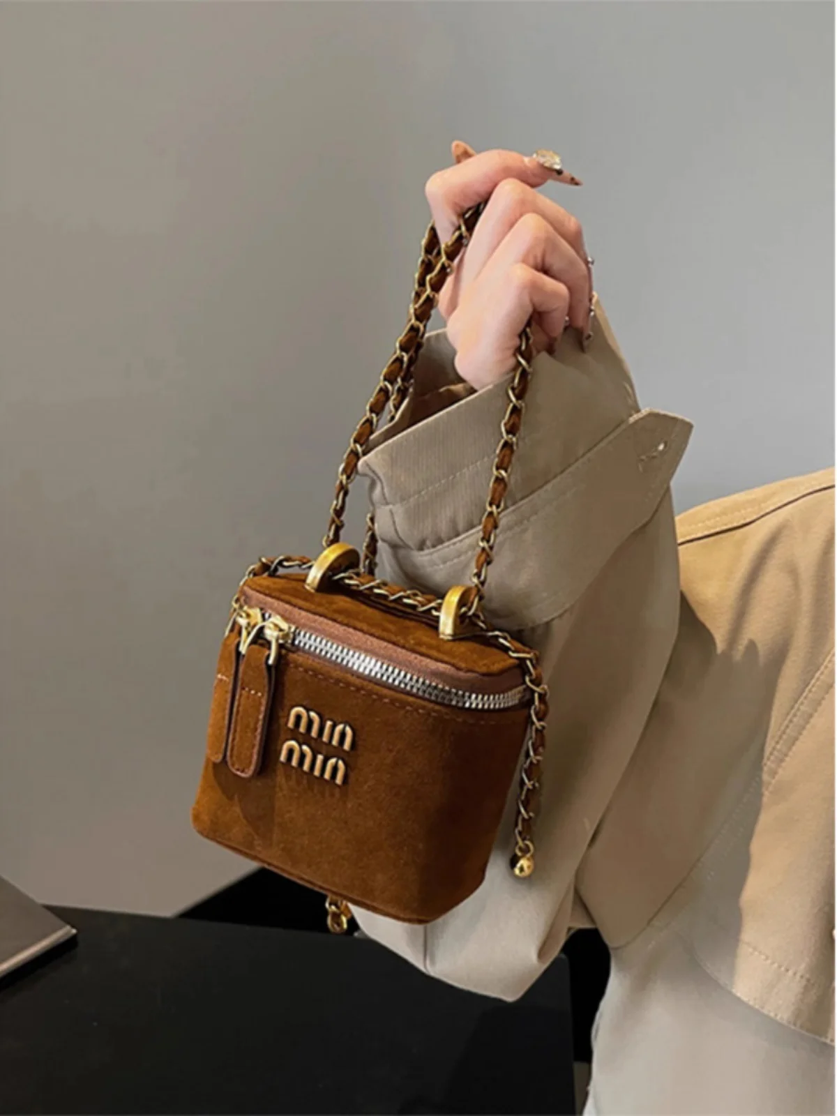 حقيبة صغيرة فاخرة للغاية هذا العام للسيدات من العلامة التجارية الشهيرة 2025 حقيبة سلسلة جديدة راقية حقيبة صندوق ساعي حقيبة أحمر الشفاه