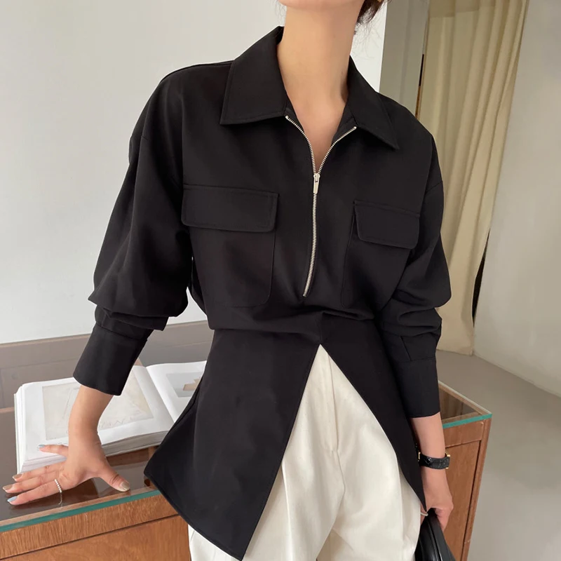 เสื้อเชิ้ตแขนยาวผู้หญิงซิปด้านหน้ากระเป๋าขนาดใหญ่ออกแบบรอบคอไม่สมมาตร Hem Casual Staple เสื้อสวมหัว ​