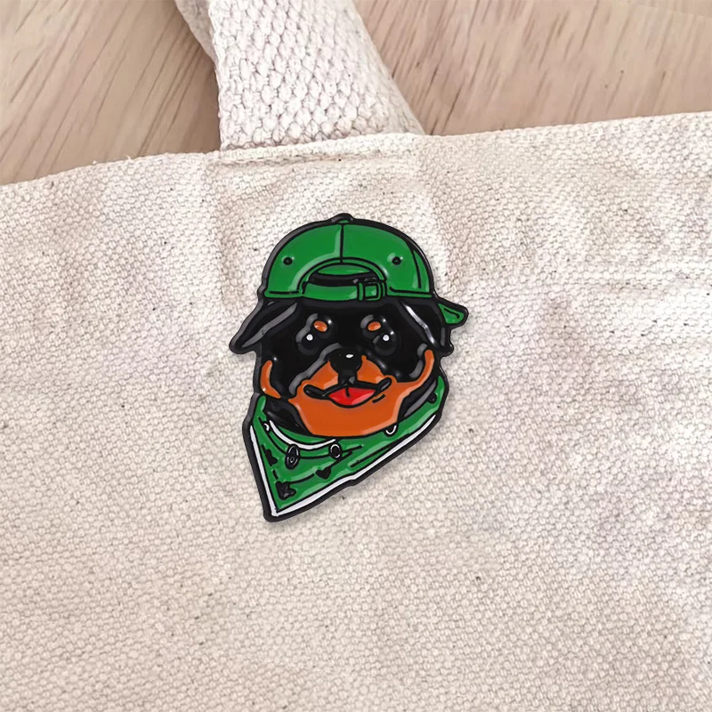 Lustiges Rottweiler-Emaille-Abzeichen Hund mit grüner Mütze Street-Style-Pin Legierungs-Brosche Schmuckgeschenke für Tierliebhaber – Detail 3