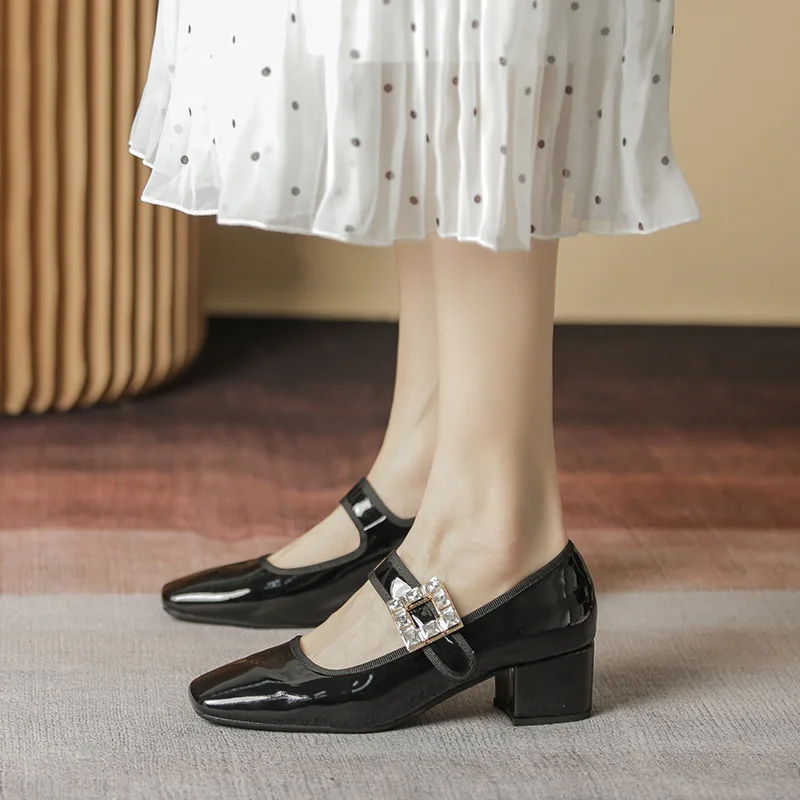 

Mary Jane Rhinestone Buckle Strap Zapatos Mujer 2024 Tendencia Black Patent Leather Shoes Women Chunky Mid Heels Dressing Pumps