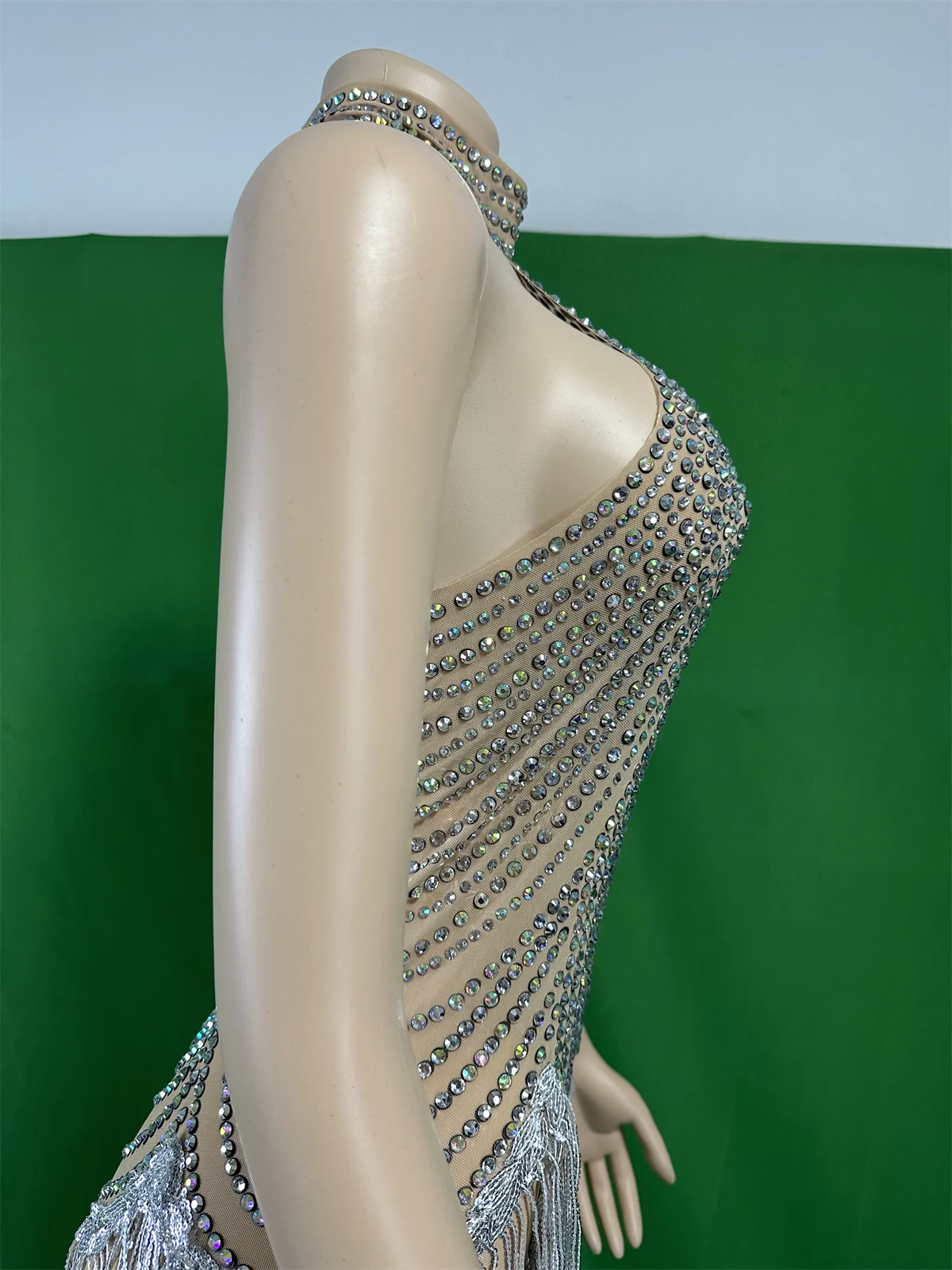 Sukienka damska bez rękawów z cekinami, frędzlami i dżetami, błyszcząca, idealna na wieczorne wyjścia, dla showgirl, na scenę, dla drag queen, kostium dla piosenkarki, tancerki.