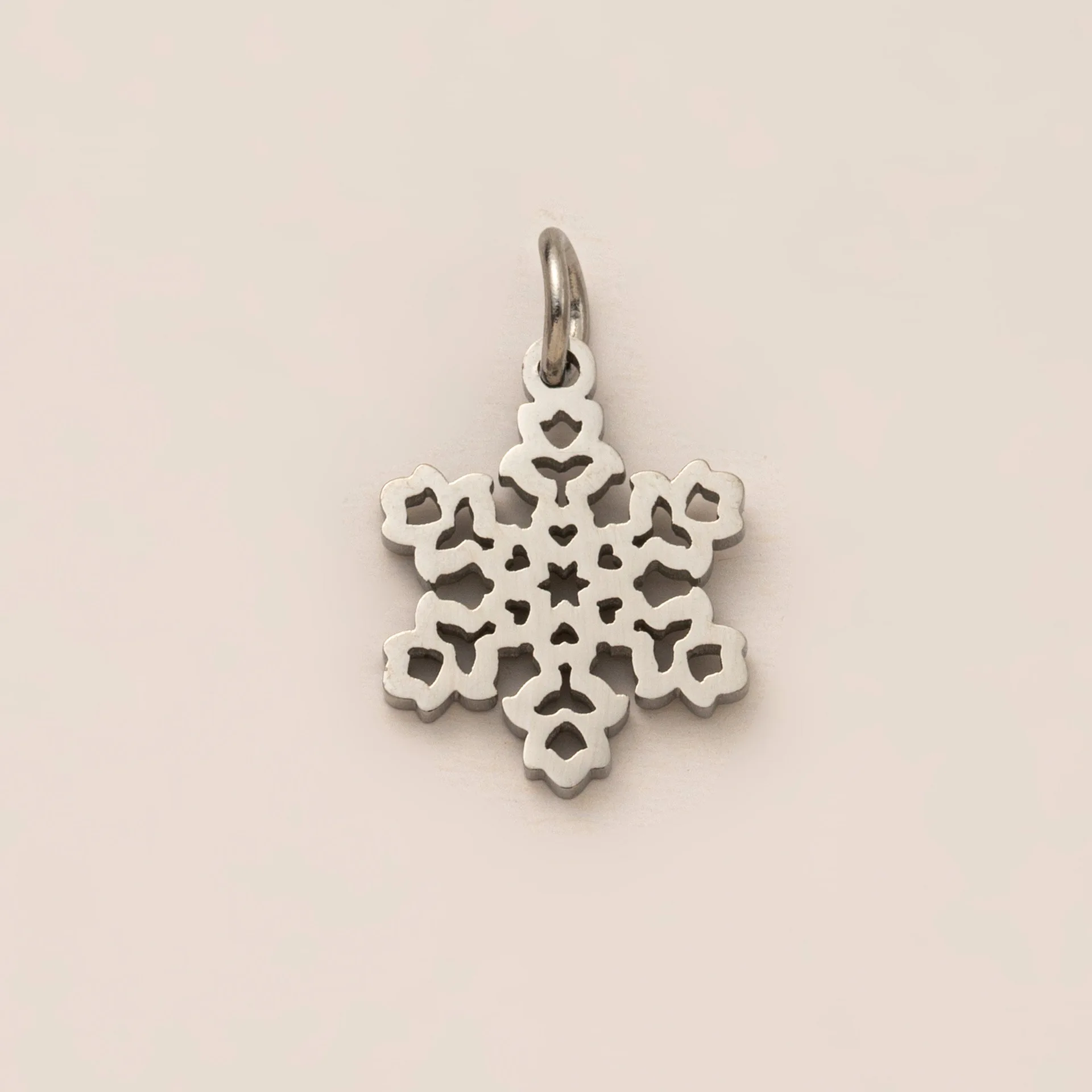 Weihnachtlicher Mode-Anhänger aus Edelstahl in Goldfarbe für Frauen, Schneeflocken-Charm für DIY-Armbänder und Halsketten-Zubehör – Detail 9