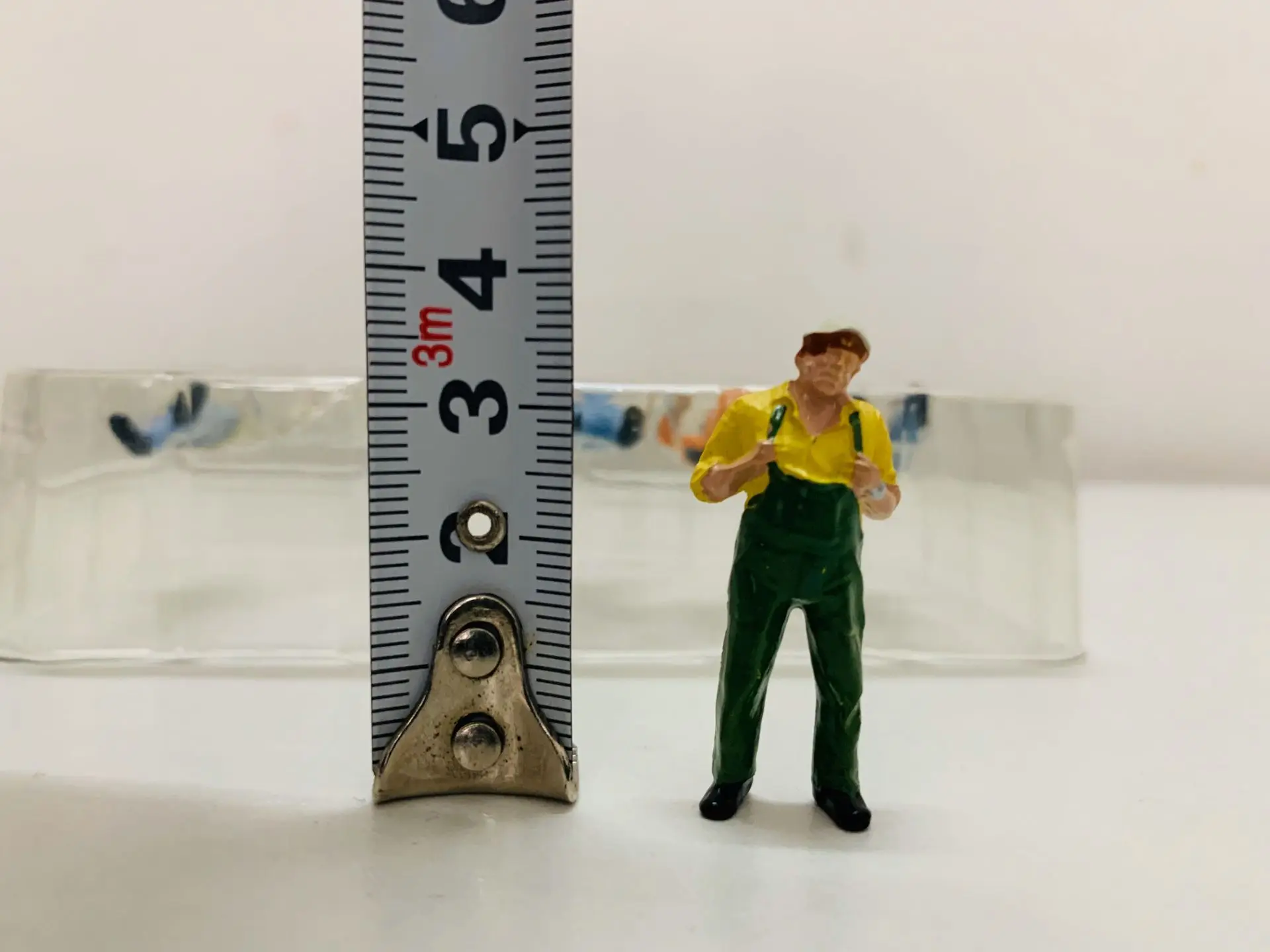 1:50 Scale Plastic Model Engineering Worker Figure 3.7CM(1.45\