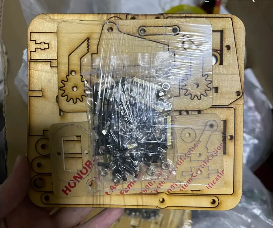 

Распродажа. Одночиповый микрокомпьютер в сборе. Рука робота с винтами. Форма «сделай сам», неизвестная, пожалуйста, не покупайте, если вы умете!