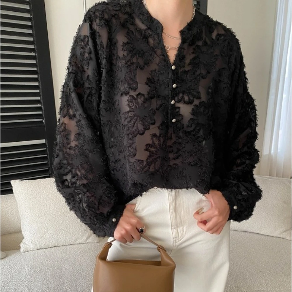 TWOTWINSTYLE Solide Verstärktes Spitze Grundlagen Hemd Weibliche V-ausschnitt Langarm Lose Französisch Pendeln frauen Shirts Herbst Mode Neue