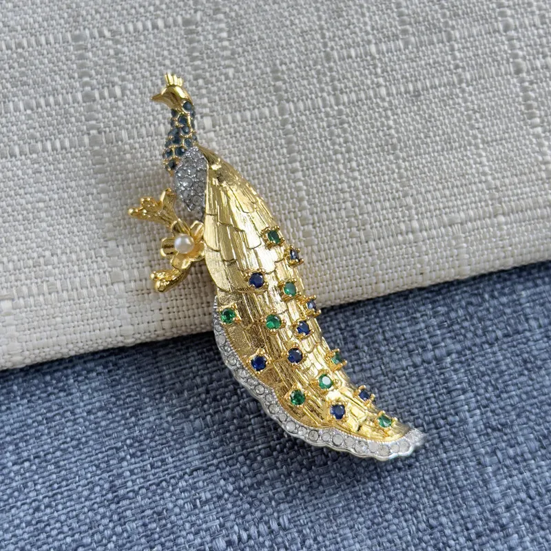 

VKVVA Fashion Jewelry Vintage Brass Colorful Zircon Peacock Brooch for Women Birthday Gifts Elegant Unique Gift