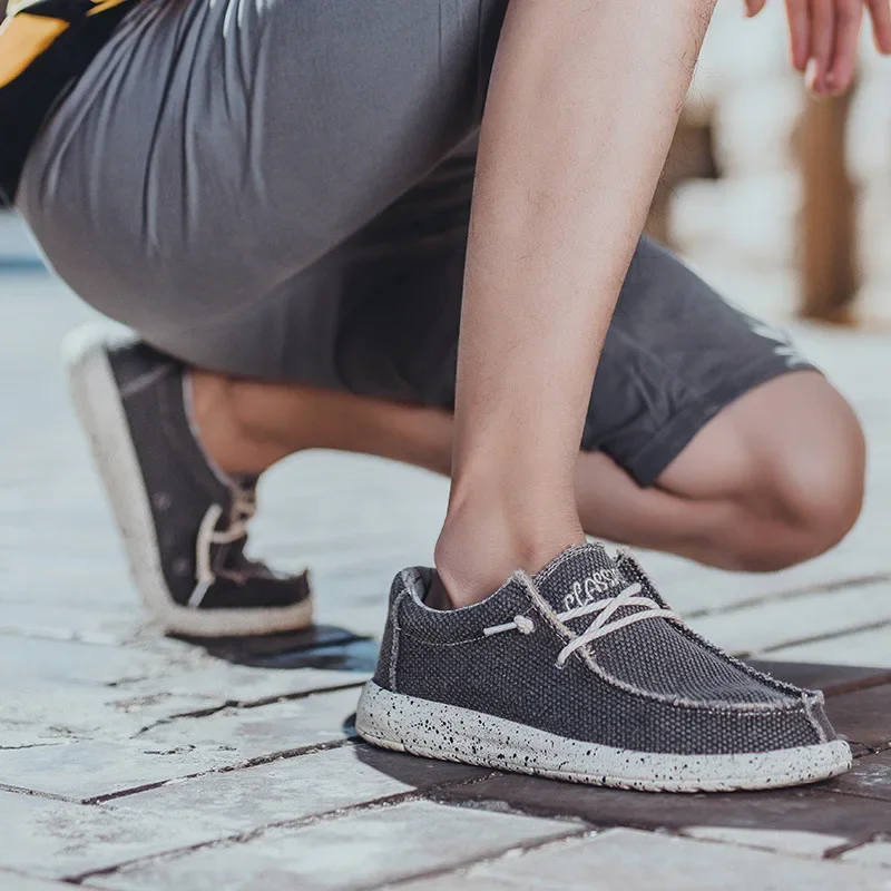 Sepatu kanvas kasual lembut pria, sneaker divulkanisir kerja jala bernafas, ringan padat dan dalam ruangan untuk lelaki