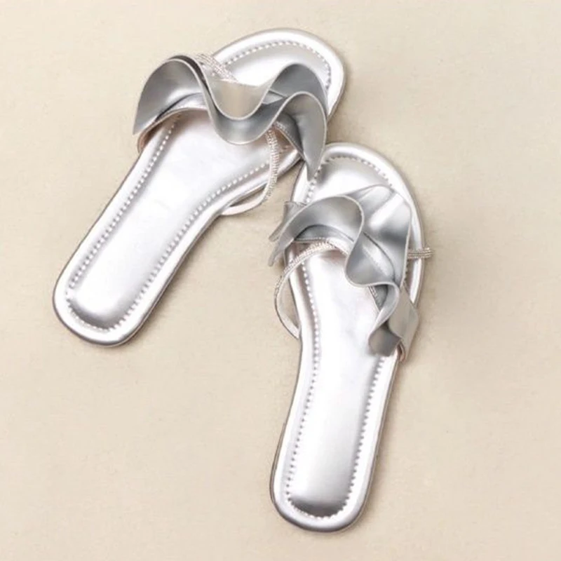 

Chic Design Ruffle Slippers for Woman Fashion Gold and Silver Flat-bottomed Rhinestone Sandals Woman Luxury Summer Beach Sandals