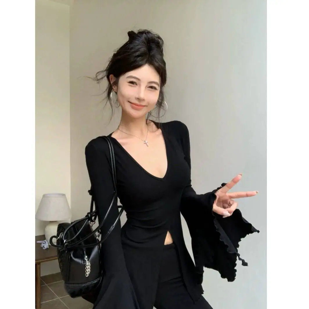 American Style Hot Girl V-neck Bell Sleeve T-shirt Women's Early Autumn New Slim Fit Design Split Black Long Sleeve Versatile...