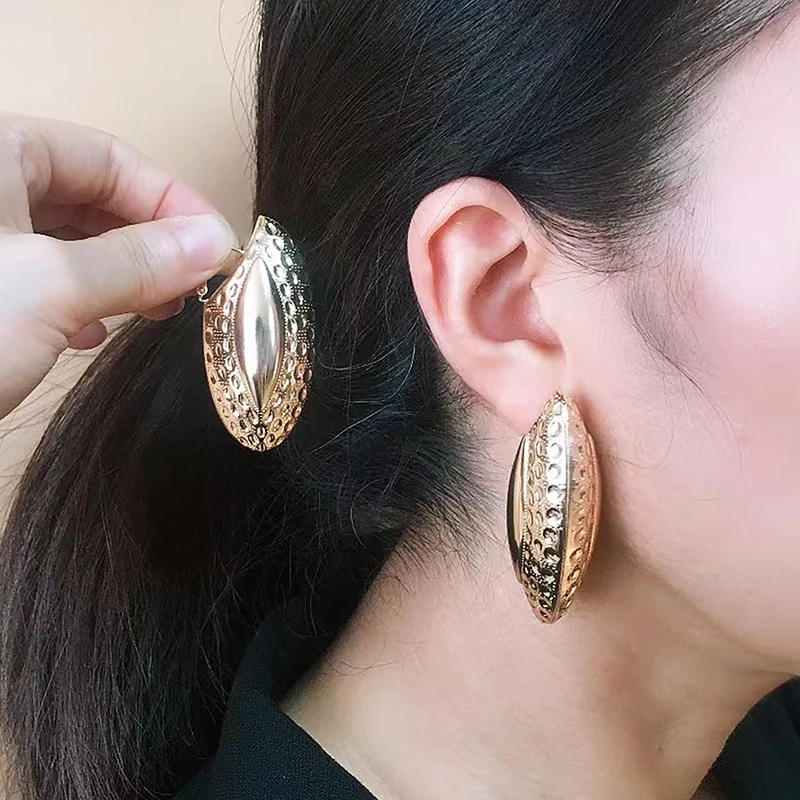 Anting-anting bertekstur Oval berongga logam untuk wanita anting-anting pesta wanita modis dan berlebihan