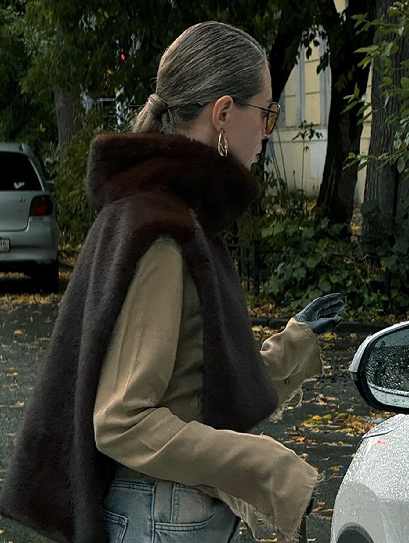 بلوزة جديدة لخريف وشتاء 2025 بلون سادة بنصف رقبة عالية وأكتاف مشعرة على الموضة بدون أكمام للنساء #4