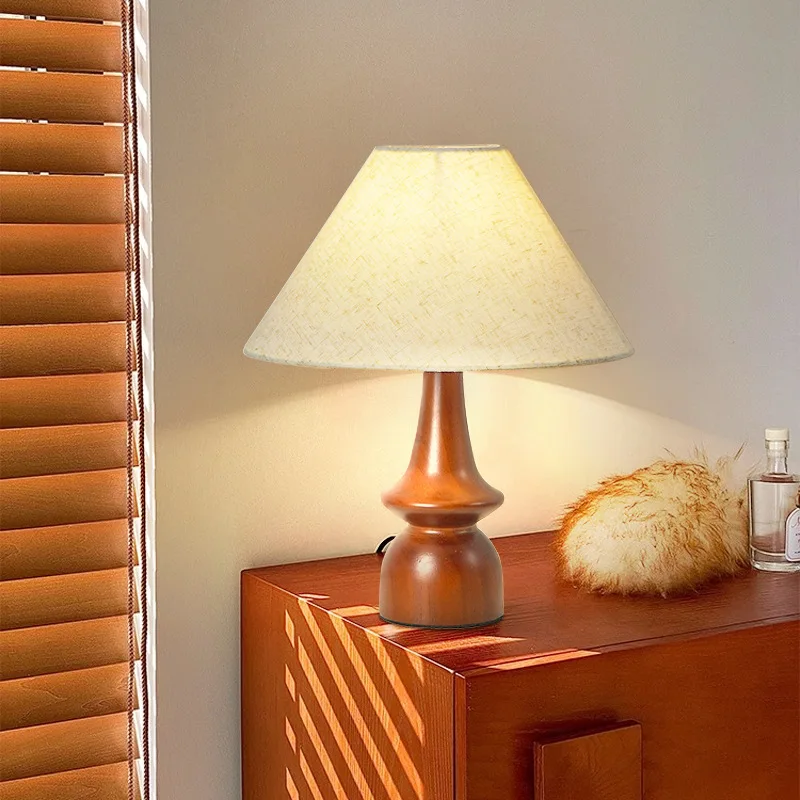 

Medieval solid wood desk lamp, high-end bedroom bedside lamp, living room study decoration atmosphere, retro fabric desk lamp