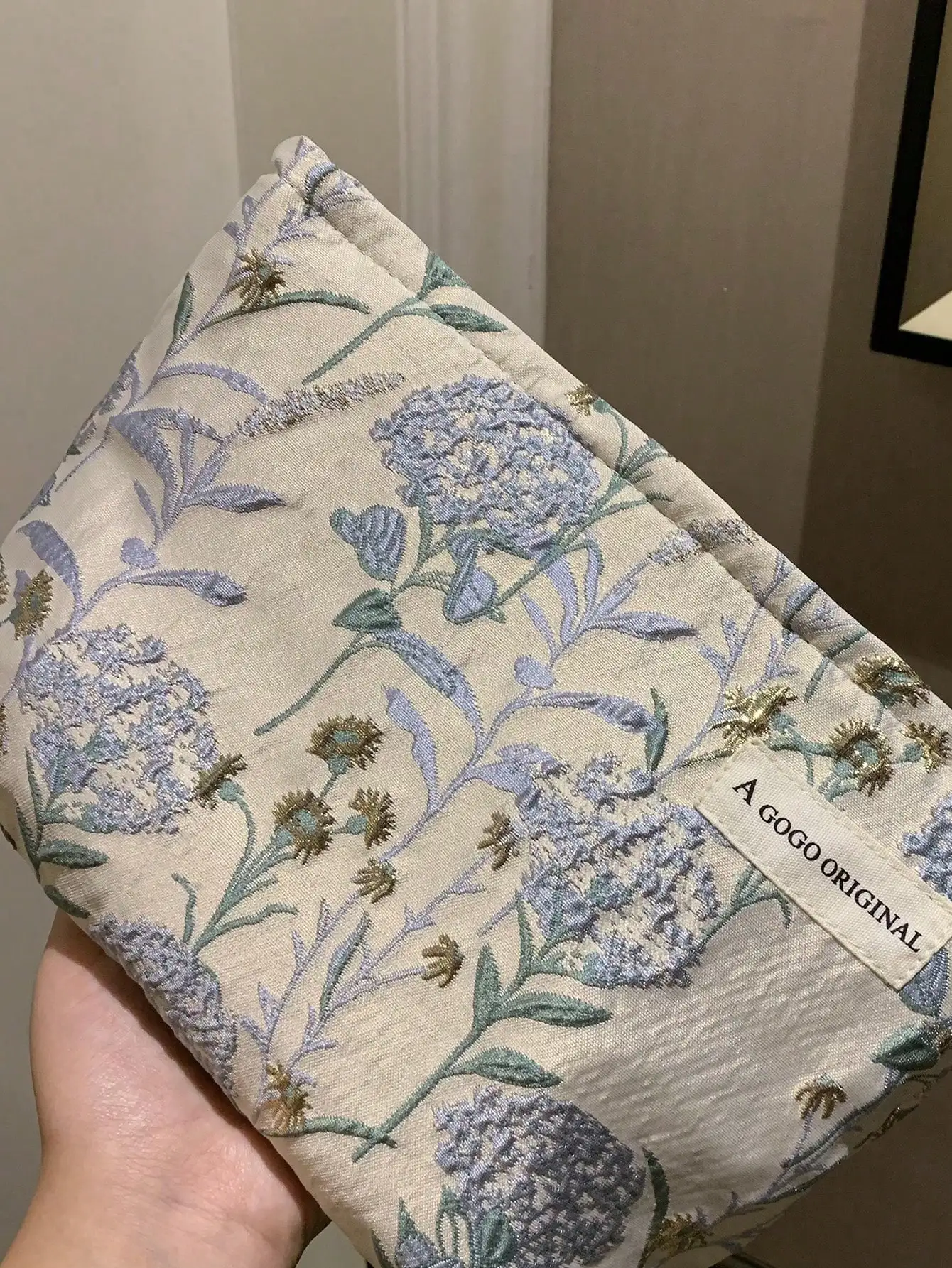 

Косметичка на молнии с цветочной вышивкой - кремовая основа с узором из синих гортензий