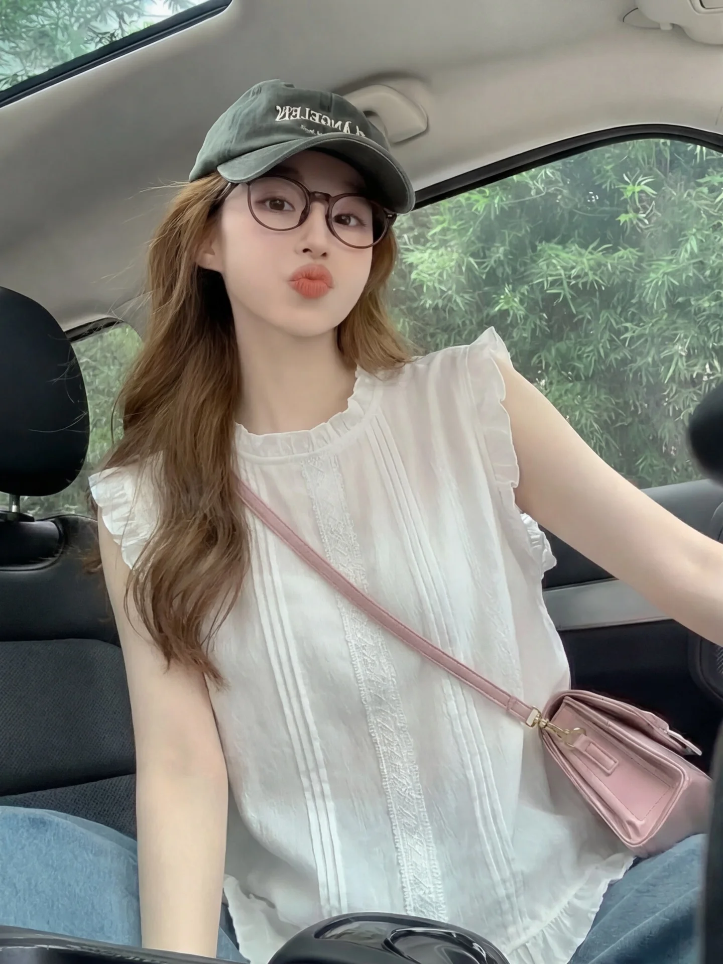 

Elegant Ageless Embroidered Flounce Sleeveless Shirt Women Summer Loose Slimming Design Sense Casual Fashion Korean Style