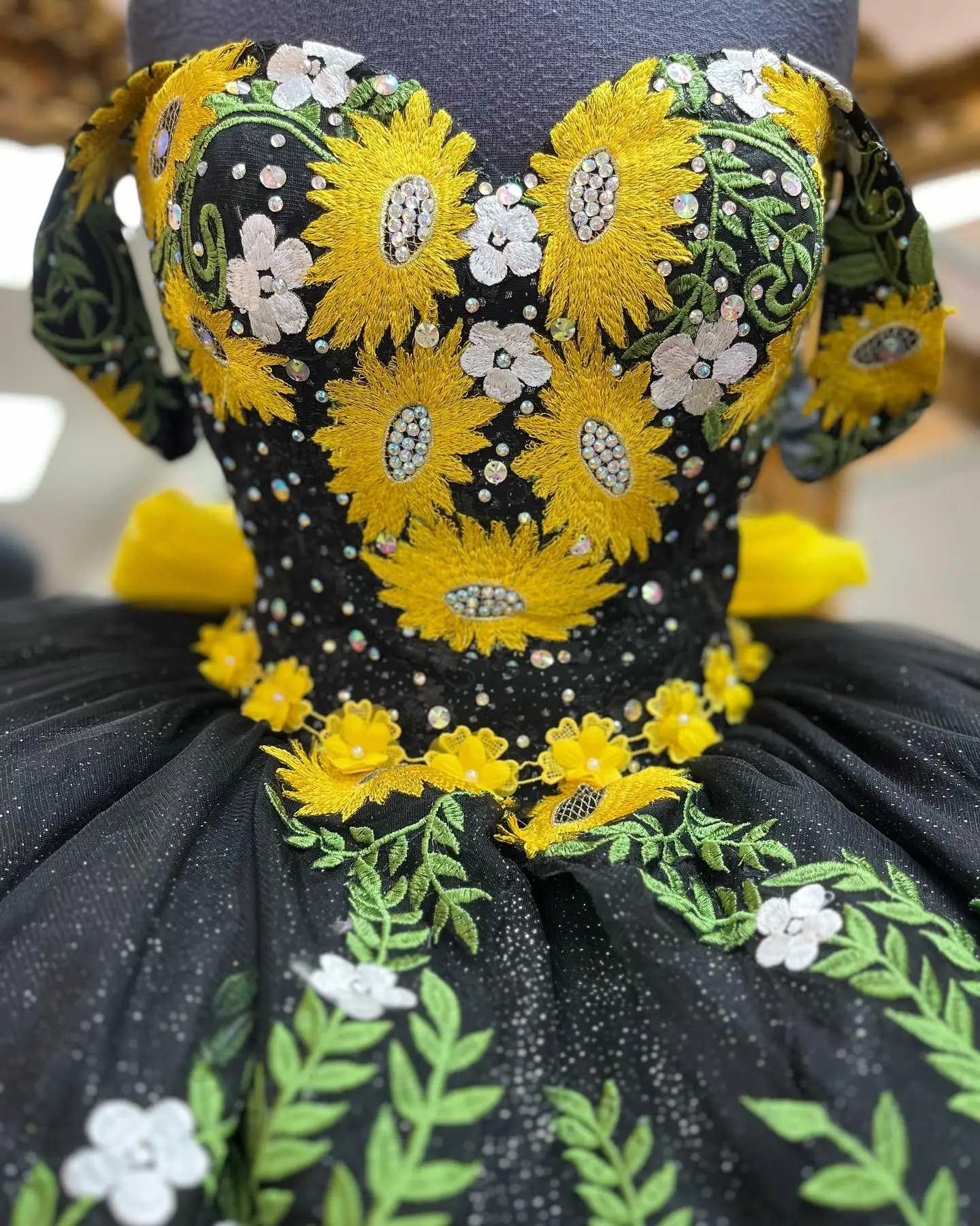 Tournesol Floral Robe de Quinceanera 2023 Dentelle Paillettes robe de Bal Charro Mexicain 16 ans Fille Robe robe de 15 ans et Coing Noir