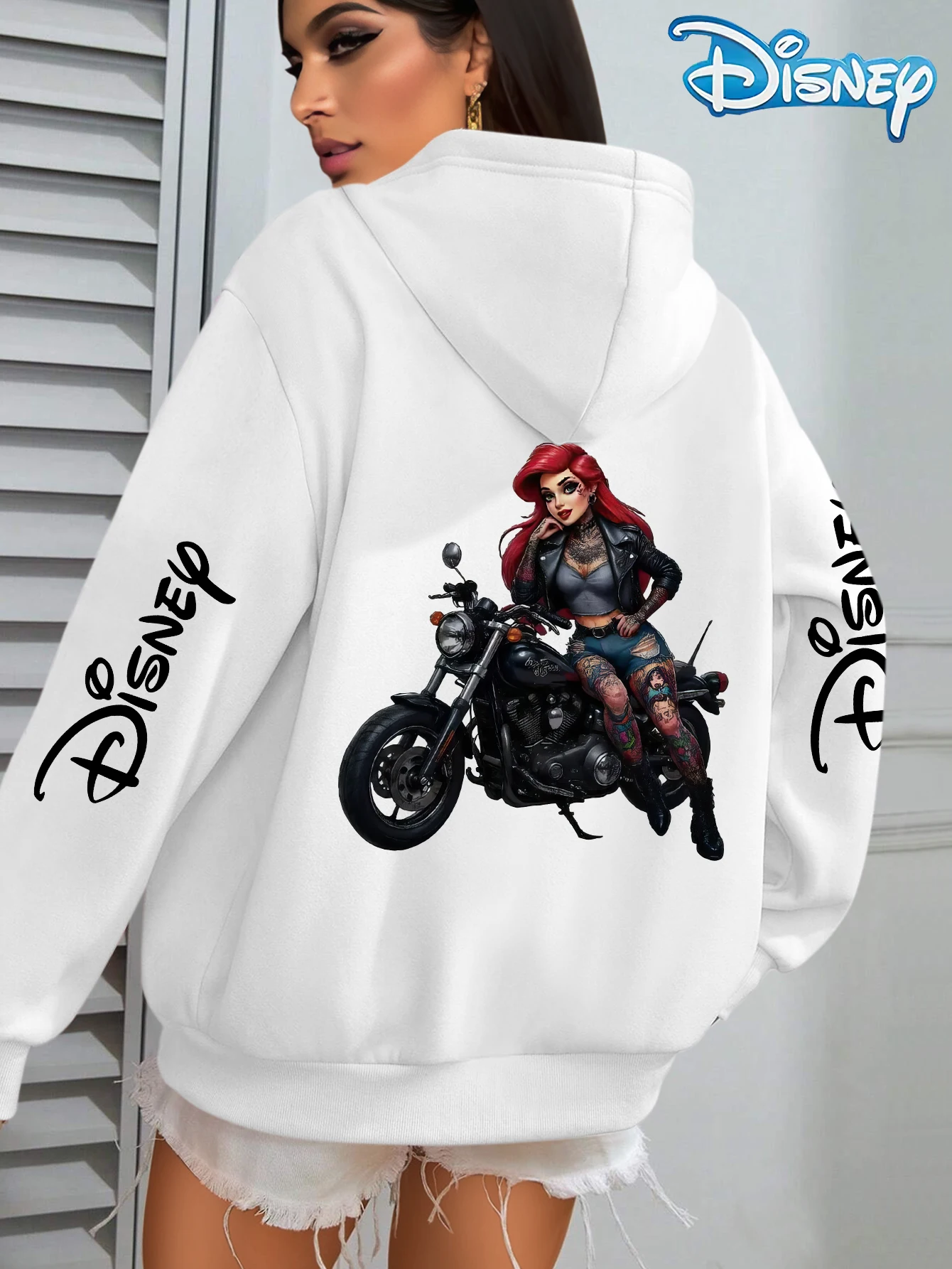 سويت شيرت أرييل ذا ليتل ميرميد والسيدة فريد بقلنسوة - ارييل يركب دراجة نارية مع فريد وسيباستيان للارتداء اليومي