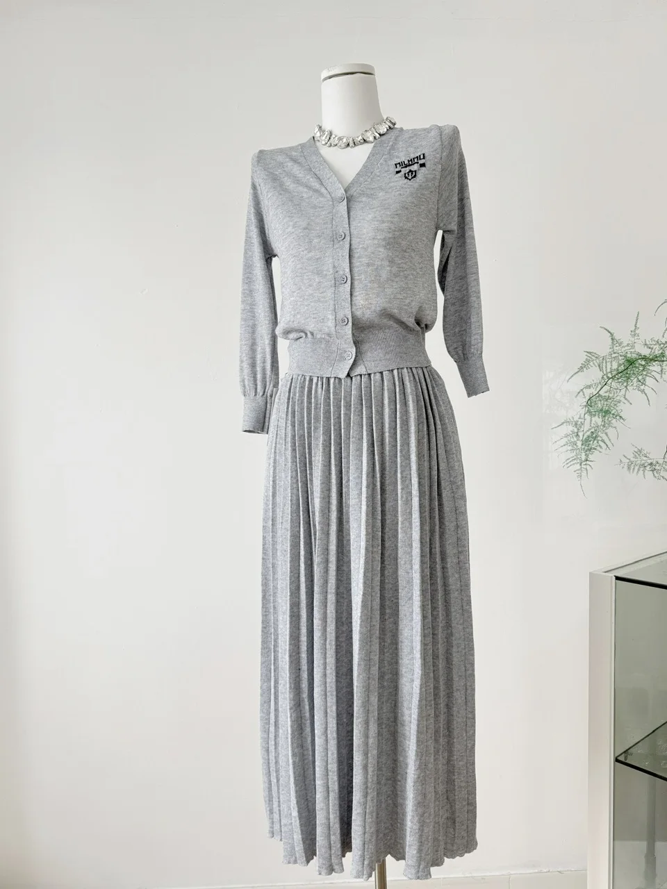 طقم سترة محبوكة بقصة ضيقة من ort Svel وتنورة عالية الخصر بطيات للنساء في أوائل الخريف