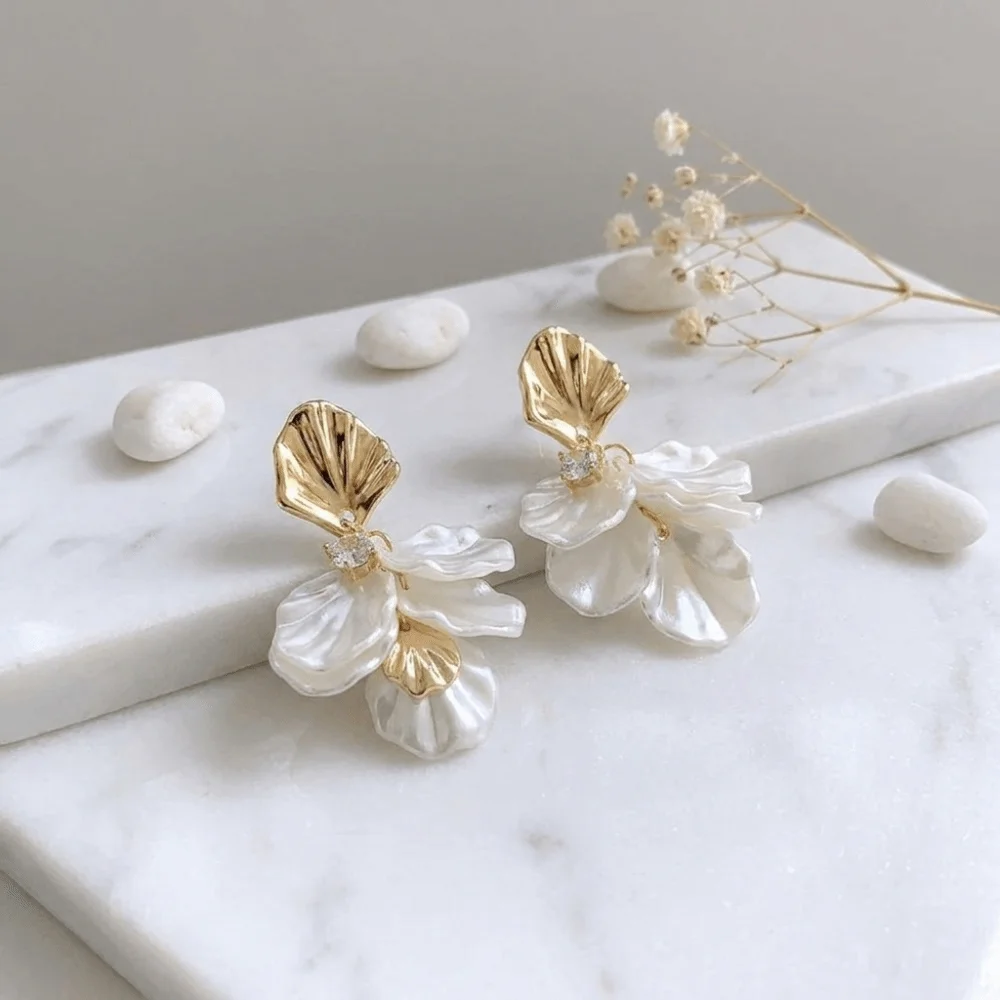 Elegant White Petal Earrings Resin Layered Shell Drop Earrings Shiny Gold Dangle Earrings Women