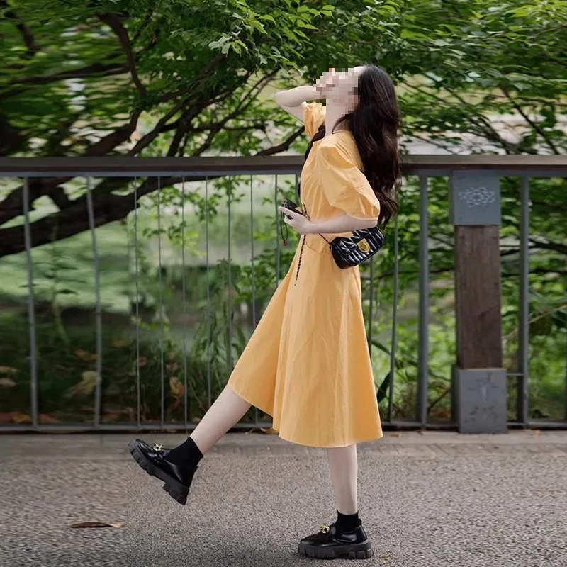 2024Platycodon Vestido camisa amarelo estilo francês que pega a cintura para mulheres pequenas, vestido de manga bufante para mulheres, verão