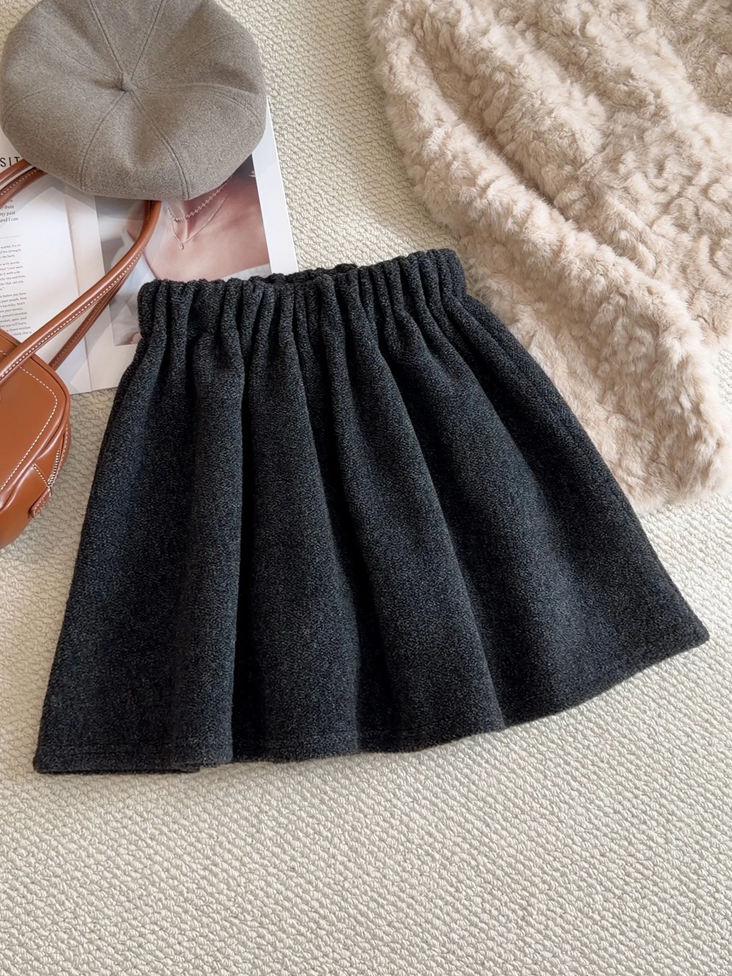 Célébration du nouvel an avec une jupe trapèze rouge en laine, nouveau style d'automne et d'hiver pour femmes, jupe courte amincissante et moelleuse