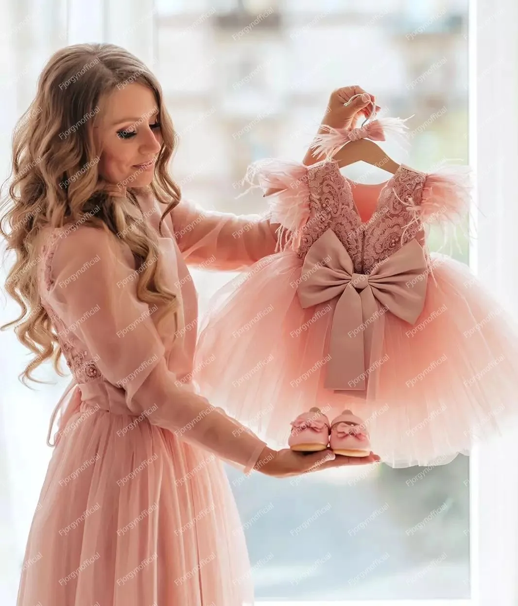 Charming Pink Mother And Daughter Rulle Dresses Lace Back With   Feathers Puffy Long Formal Evening Gowns For Family Look Dress