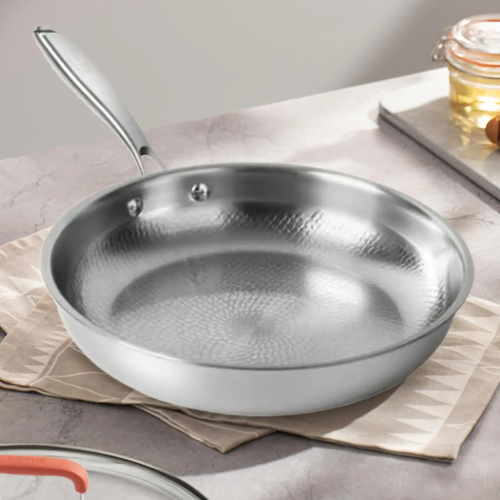 

Frying Pan Scratch-Resistant Non Stick Cookware Titanium Hammered Induction Pan for Stove Cooking Omelette Breakfast Eggs Fish