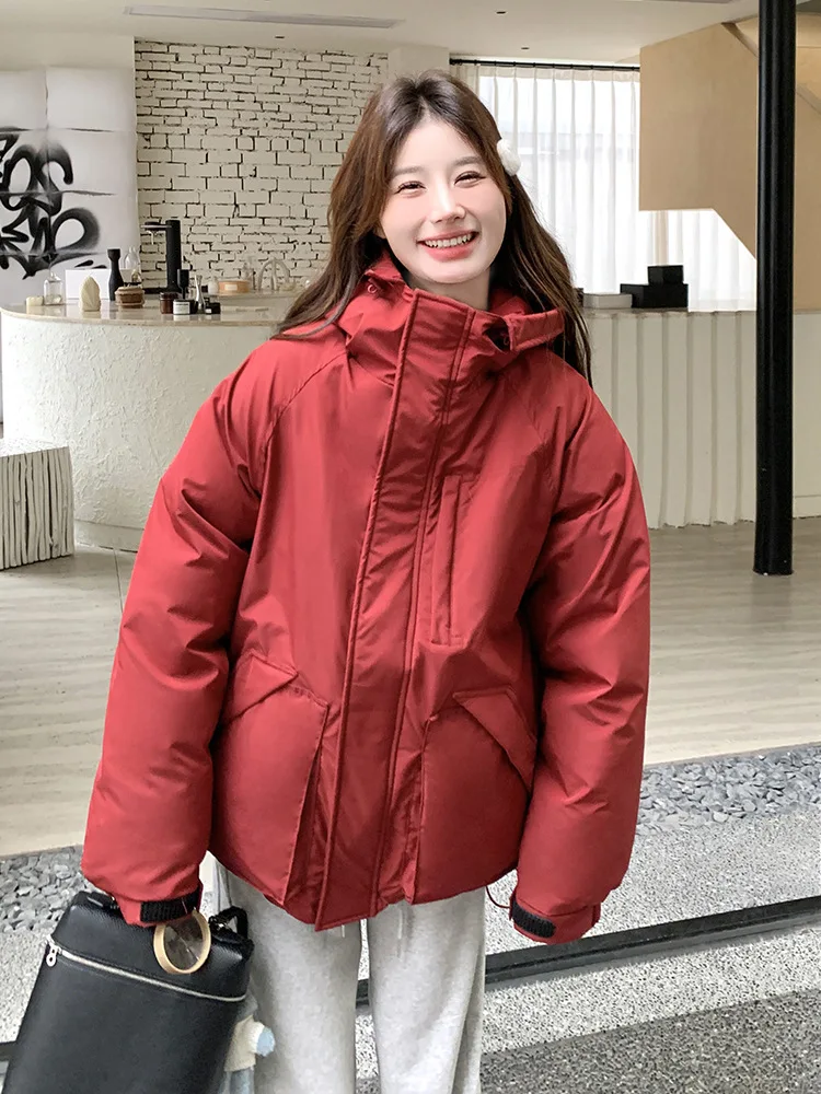 سترة قطنية حمراء غير رسمية متعددة الاستخدامات لشتاء 2025 سترة جديدة فضفاضة بقلنسوة ملابس عمل سميكة سترة خبز قصيرة الطراز #4