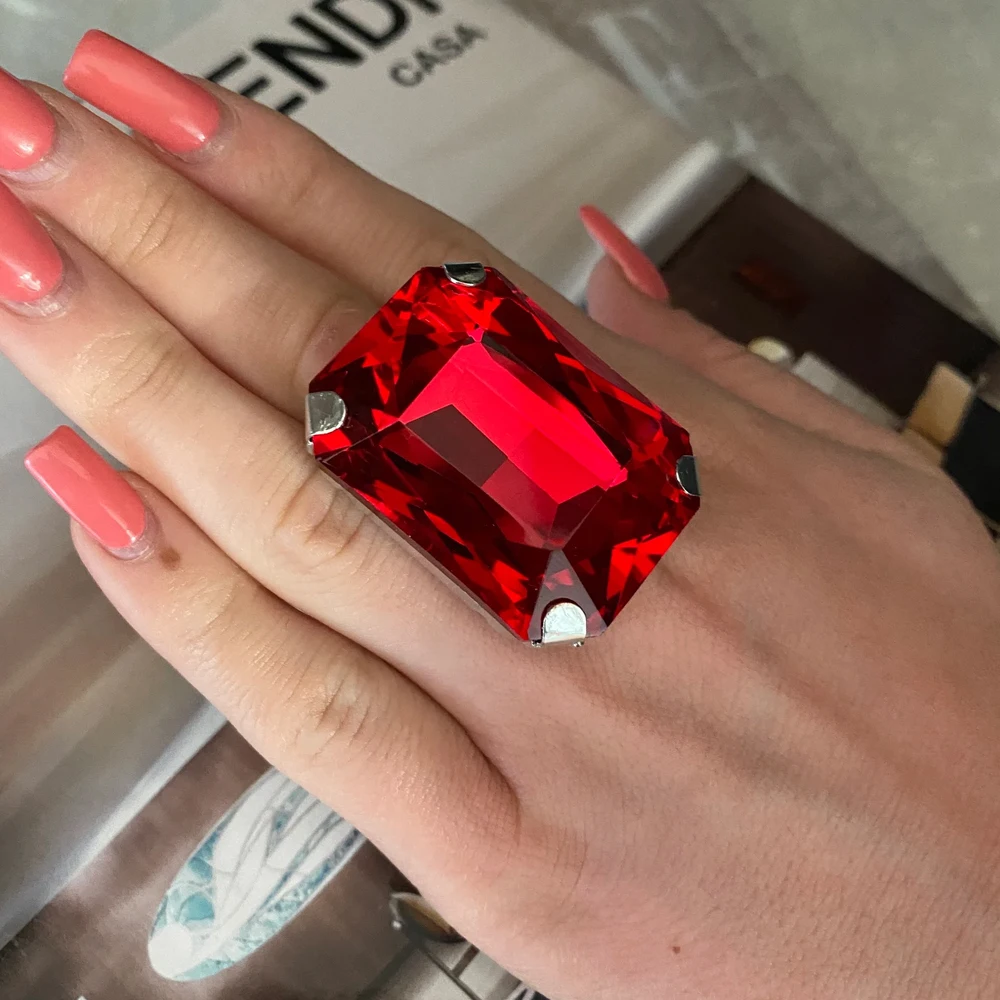 Luksusowy czerwony kwadratowy kryształ Duży palec serdeczny Akcesoria Regulowane 2024 Trend Drag Queen Rhinestone Otwarte pierścionki ślubne dla kobiet