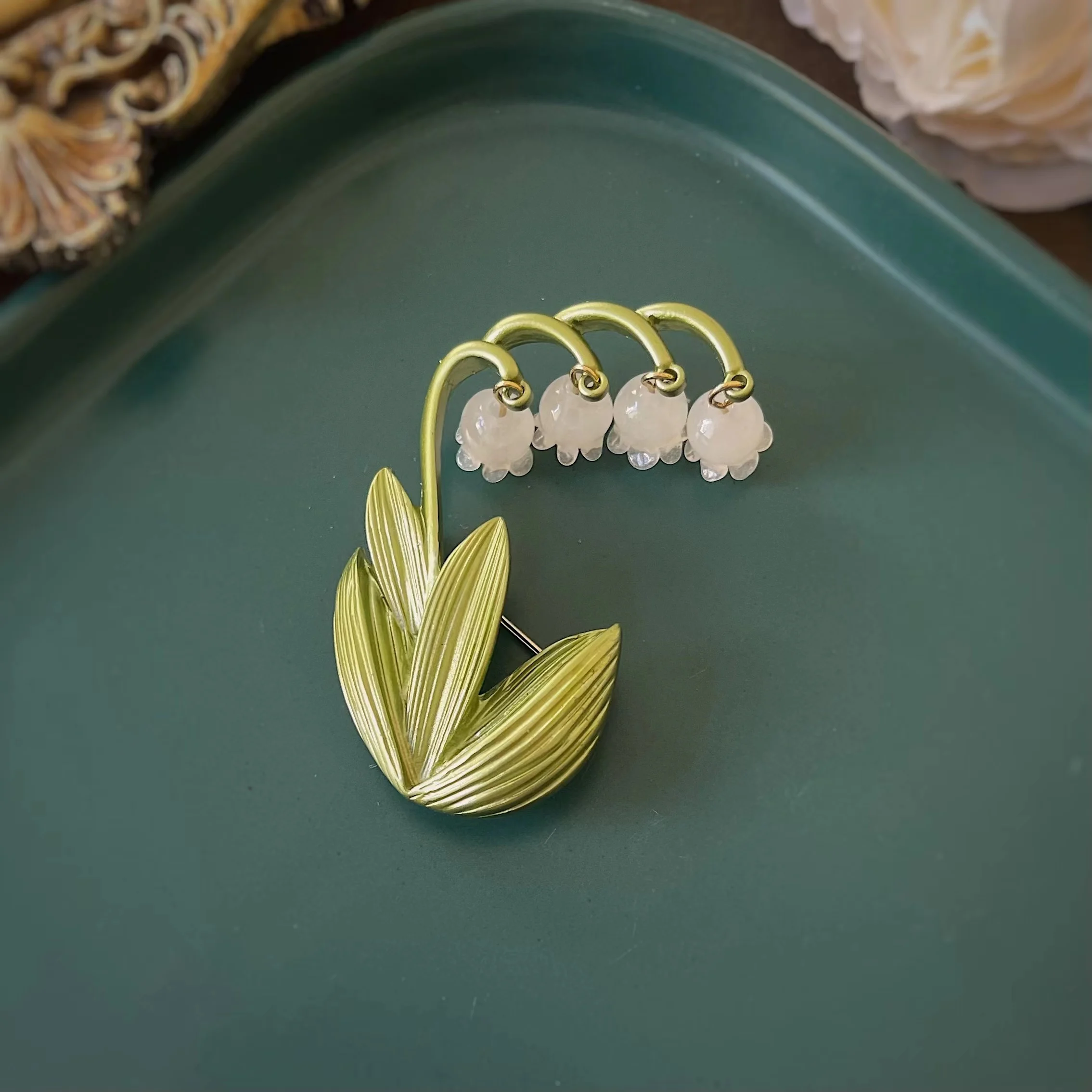 Fashion Baroque Metal Enamel Brooches For Women Elegant Vintage Palace Badges Pins Classic Party Banquet Accessories Corsage