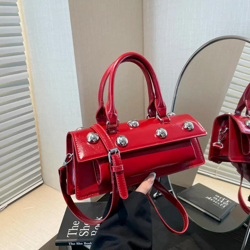 

Fashion Solid Rivet Casual Top-Handle Bags 2025 Good-looking Matte Finish Retro British High-capacity Locomotive Bag HandBags