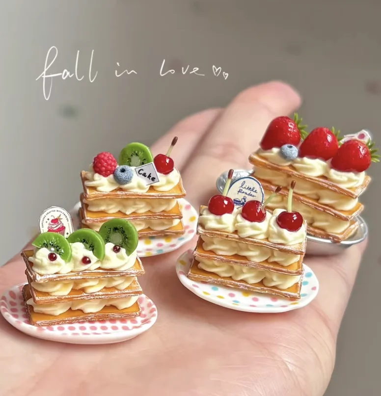 حلوى مصغرة من الطين المصنوع يدويًا، كعك كانيل عتيق مصنوع بشكل رائع، مجموعة طعام واقعية لبيت الدمى بمقياس 1:6