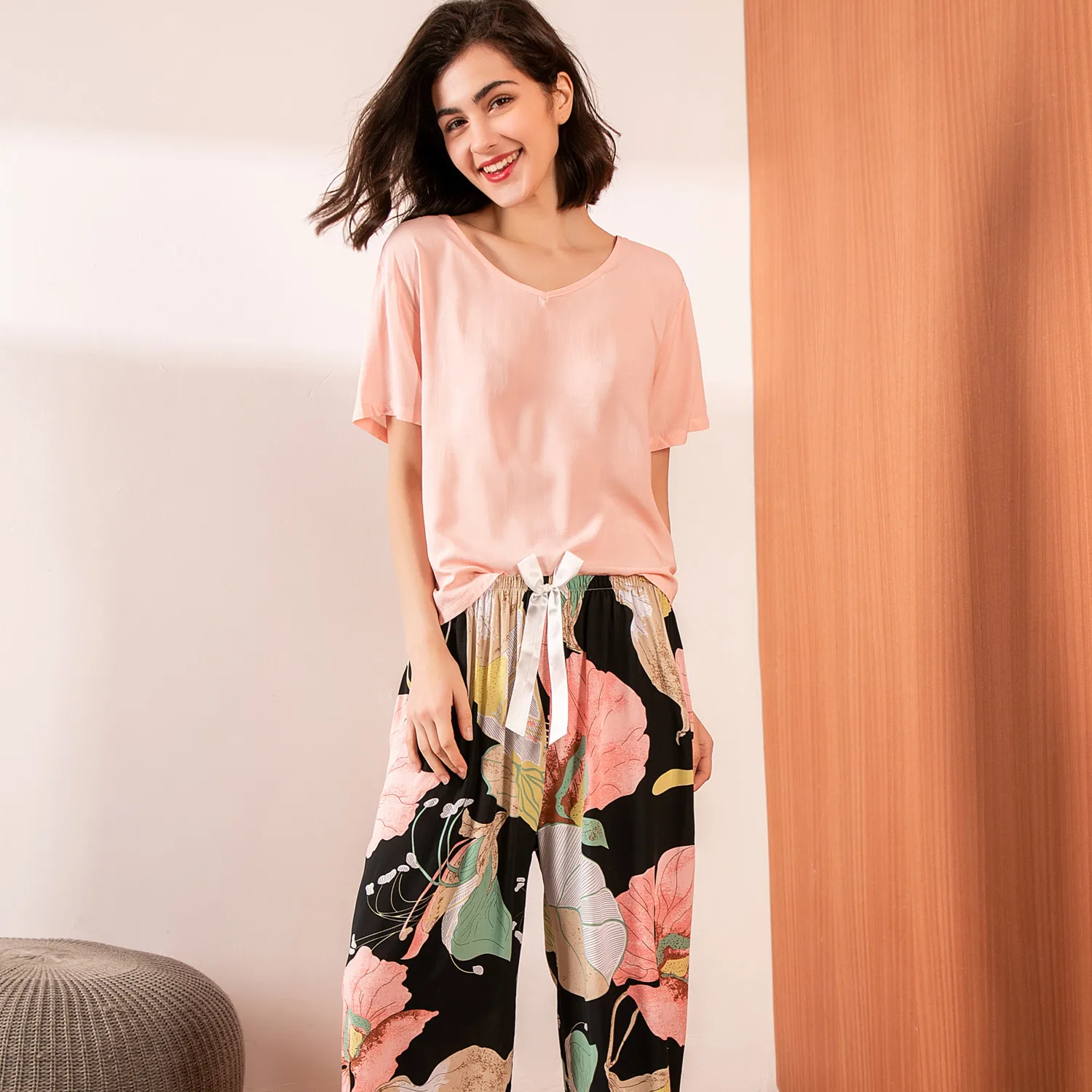 Sommer 2024 neue Damen V-Ausschnitt Pyjamas mit großem Blatt druck Anzug Damen Baumwolle Seide einfachen Stil Pyjamas lose weiche Homewear Frauen