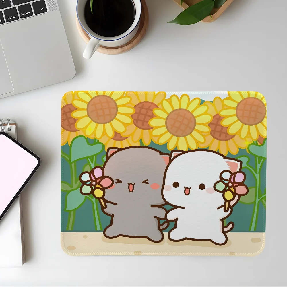 

Милый персиковый коврик для мыши Mochi Cat и Goma, коврик для мыши для киберспорта, ноутбука, компьютера, блокирующий край, офисный настольный коврик, резиновый маленький противоскользящий коврик