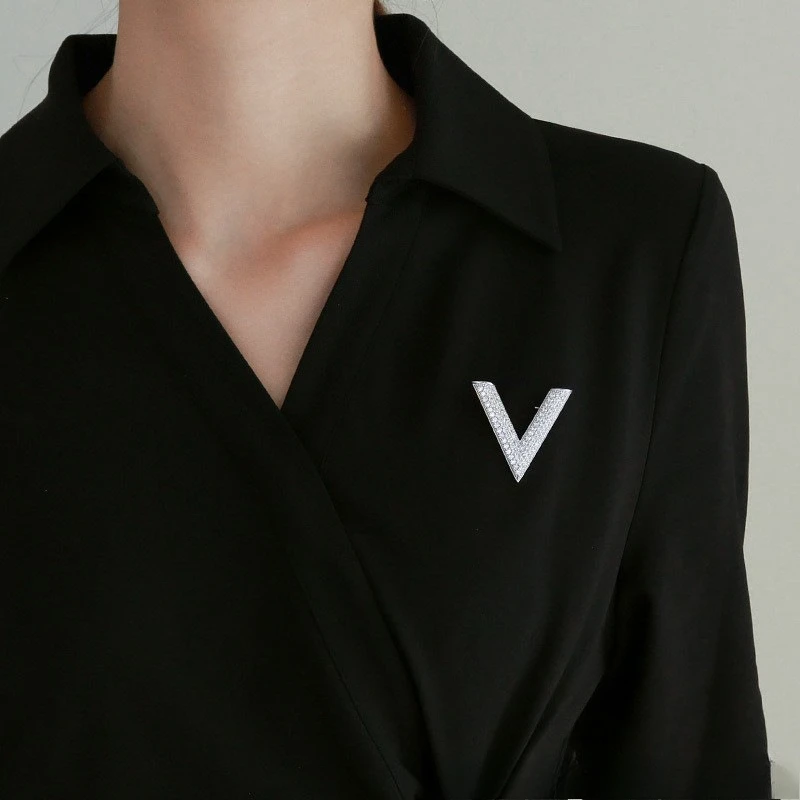 Fermacravatta con fibbia a forma di V Fermacravatta con intarsio di diamanti semplice Decorazione per cravatta in lega di zinco Spilla alla moda con fibbia a scialle primaverile e autunnale