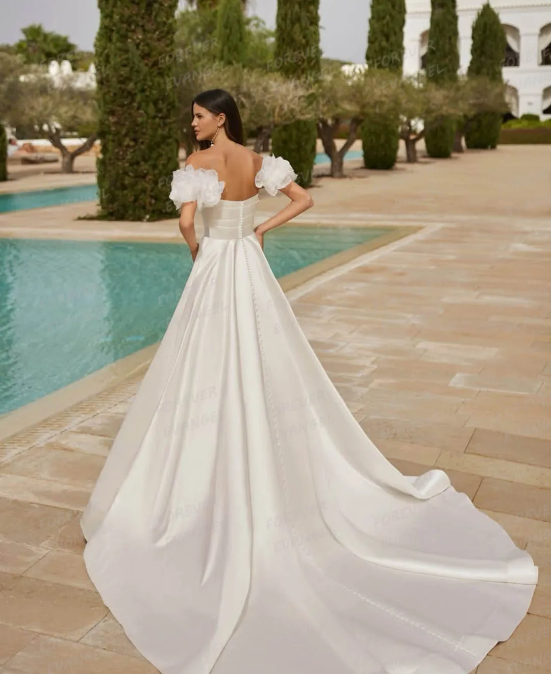 ชุดแต่งงานผ้าซาตินเรียบง่าย ชุดเจ้าสาวทรงเอแบบเซ็กซี่เปิดหลัง กระโปรงยาวลากพื้น แขนกุด ชุดแต่งงานแบบสั่งตัดสำหรับงานปาร์ตี้