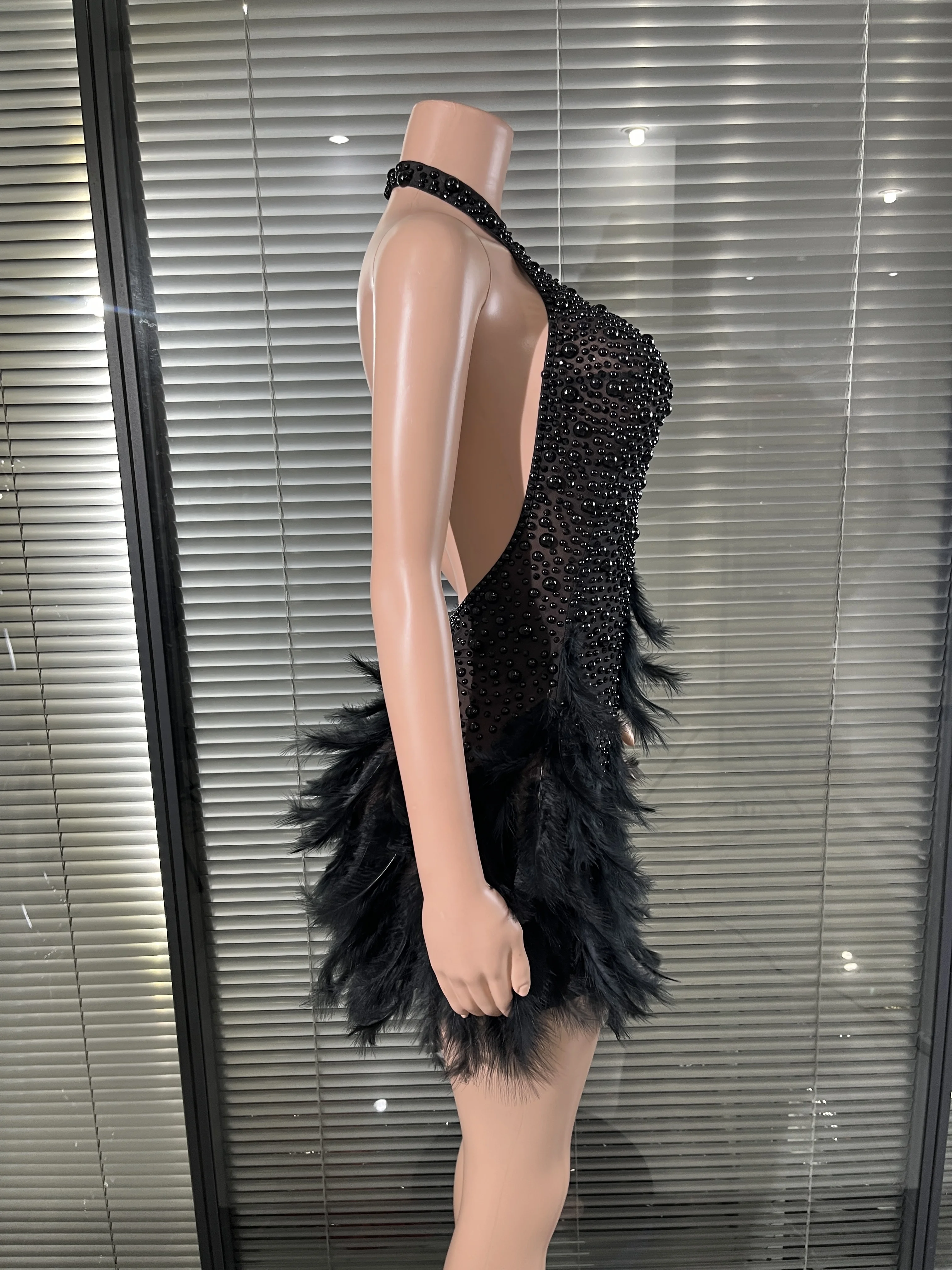 Mini abito aderente sexy glamour con scollo all'americana e spalle scoperte che borda l'abito da sera per feste in discoteca