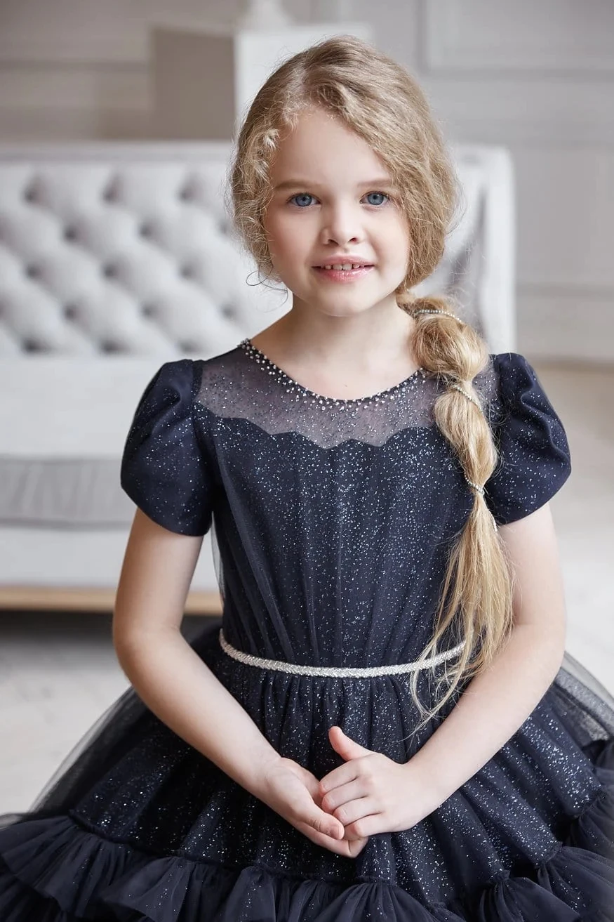 Schwarze Blumen mädchen kleider für Hochzeiten Ballkleid Flügel ärmel Tüll gestufte lange Erstkommunion kleider kleine Babys