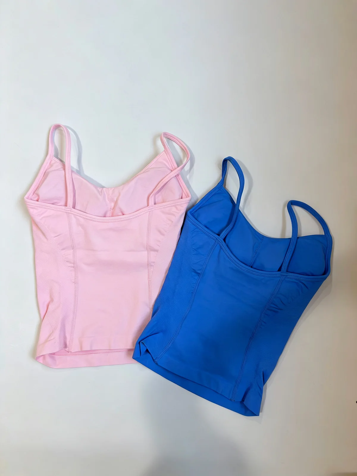 Denyf Damen-Yoga-Set mit dünnen Trägern, rundem Halsausschnitt, nahtlosem Design, herausnehmbaren Einlagen, Sport-BH und Shorts für Fitness-Training. – Detail 29