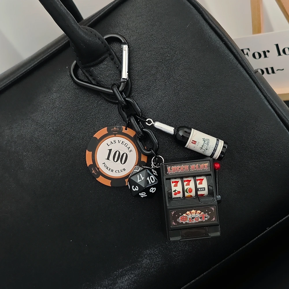 Nuevo llavero de dados de juego, llavero negro con ocho máquinas de frutas, Chip de Las Vegas, colgante de vino de póker, regalo rico para hombres