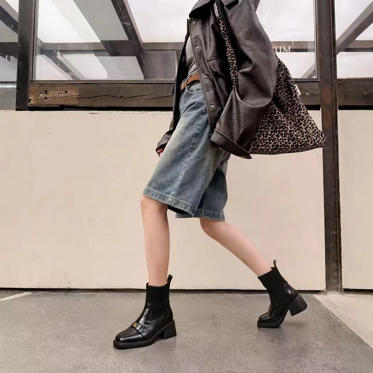 2026 Frühling Britische Camellia Square-Toe Sock Boots – Stretch-Stiefeletten aus weichem Leder, schmal geschnitten, mittelhoher Blockabsatz, Pendlerstiefel – Detail 7