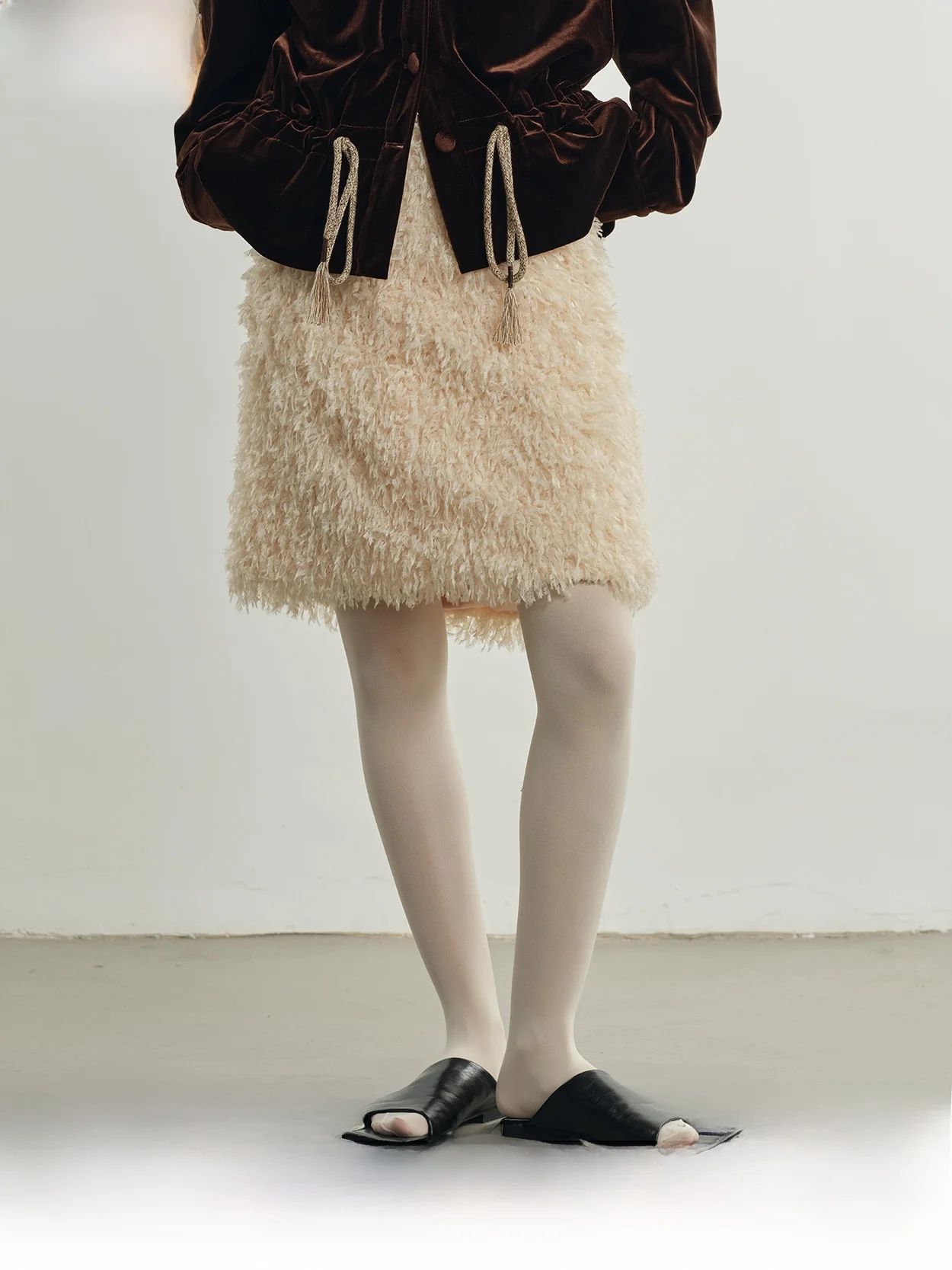 

And Kalika Original Gentle Tassel Feather Plume Furry Slimming Versatile White Half Skirt French Style Polyester Fiber City C...