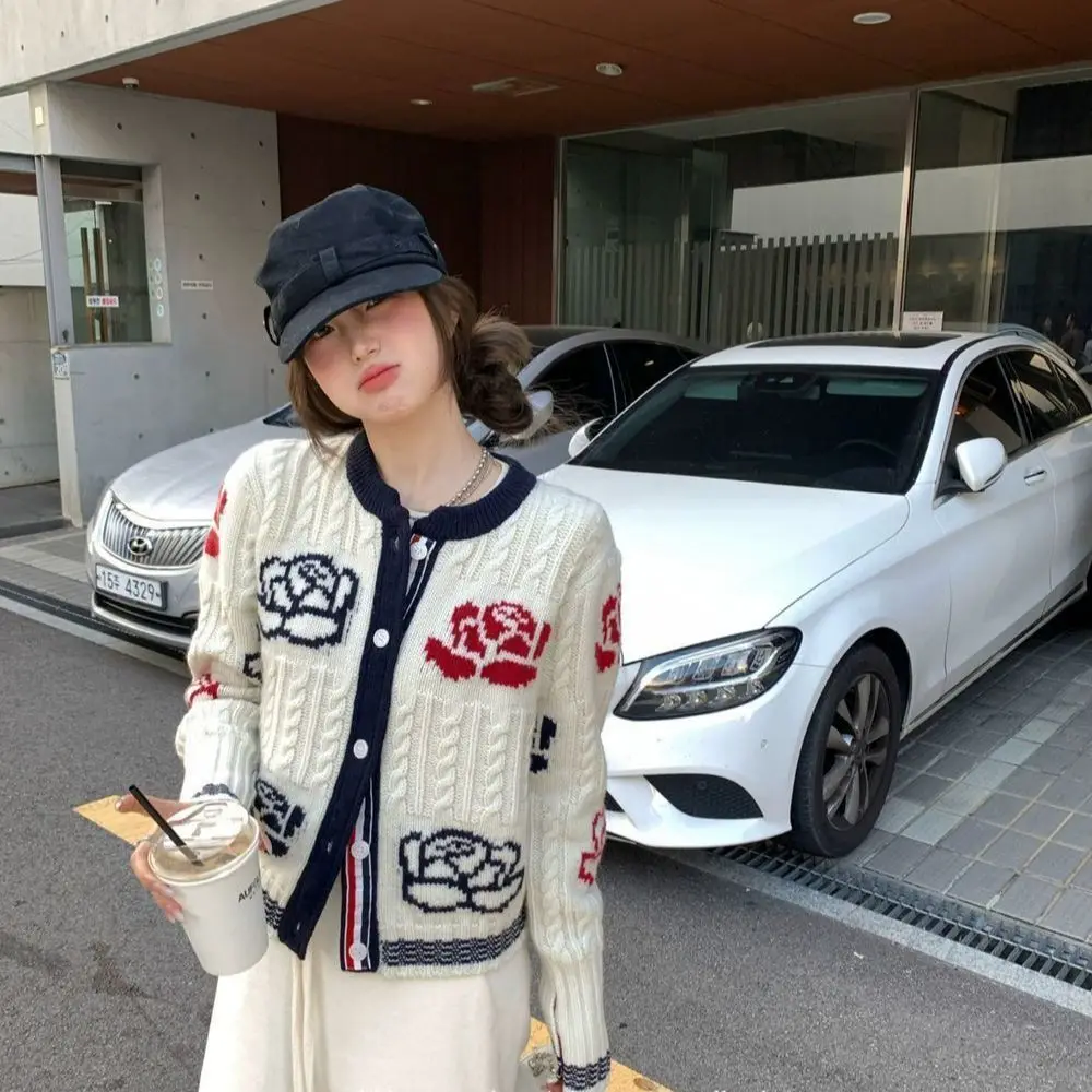 

Korea Version Rose Embroidery Spliced ​​Contrasting Color Knitted Cardigan Women Spring Autumn New Niche Design Long-Sleeved T