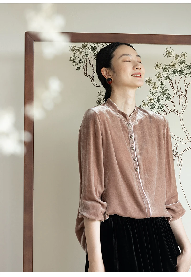 고급 실크 벨벳 여성 블라우스, 스탠드업 칼라, 심플하고 우아한 스타일, 편안하고 부드러우며 광택이 있습니다.