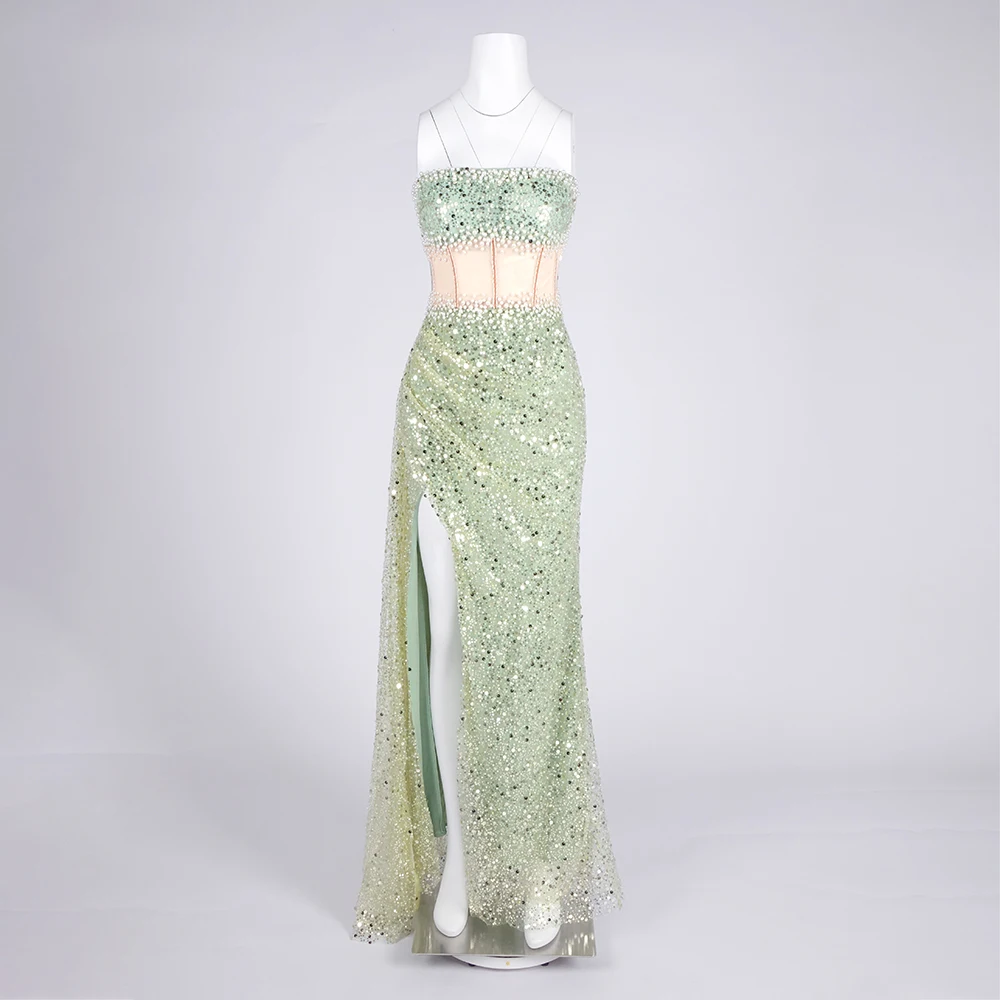 Glamouröses, grünes, trägerloses, langes Kleid mit Pailletten und Kristallen, hohem Schlitz und Schleppe – Abendkleid mit Ausschnitt